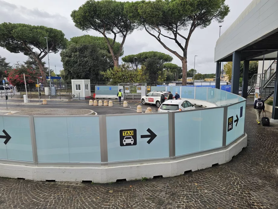 Drosjeholdeplass foran ankomsthallen