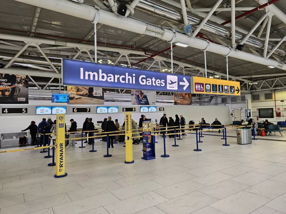 Avgangshall med innsjekkingsskranker