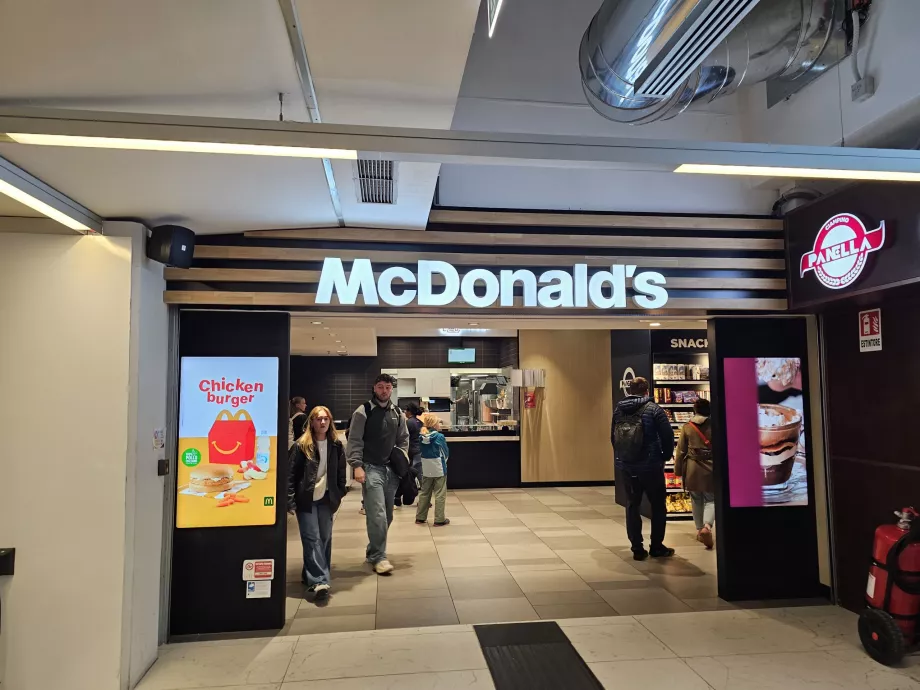 McDonald's i avgangshallen, offentlig område