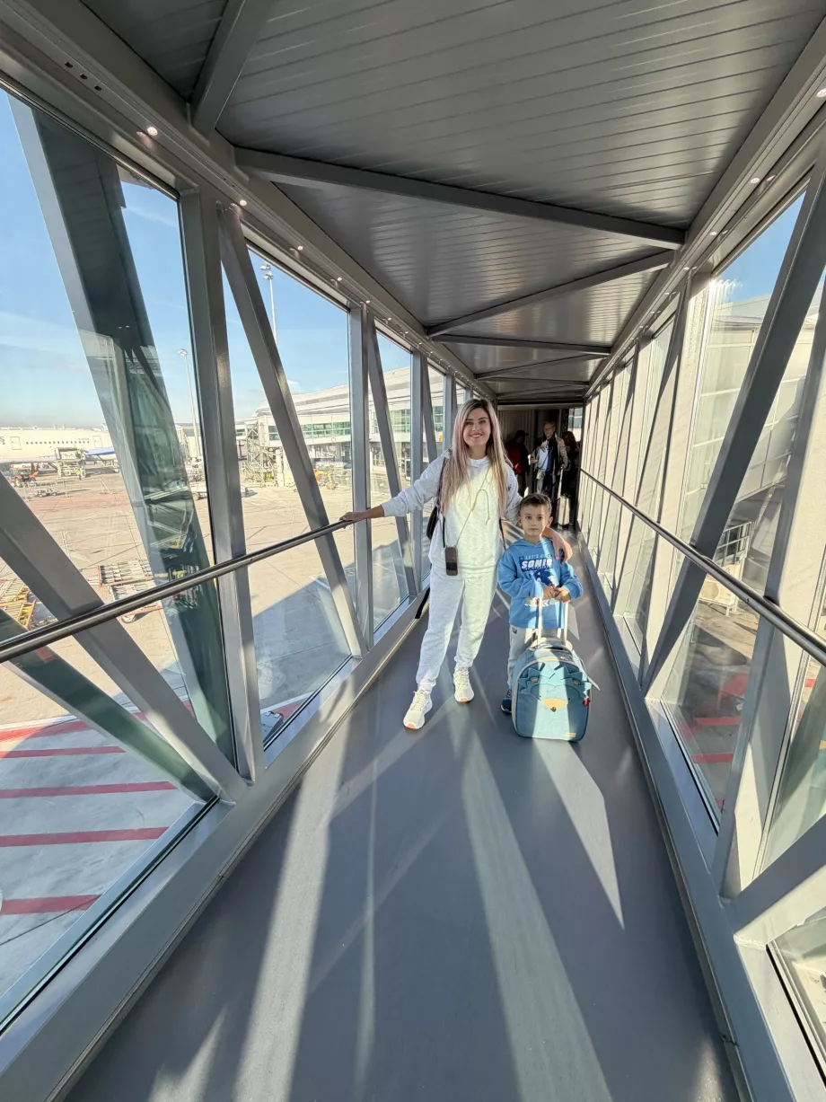 Kvinne med eldre sønn på broen