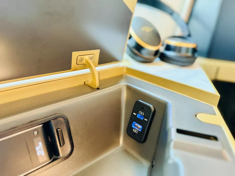 USB-C- og USB-B-kontakter for lading