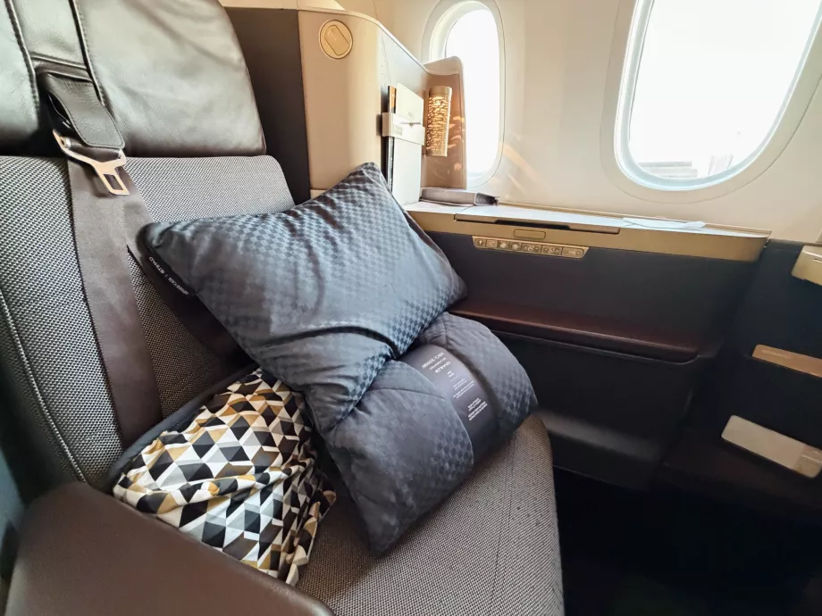 Armani ryggstøtte, pute og teppe