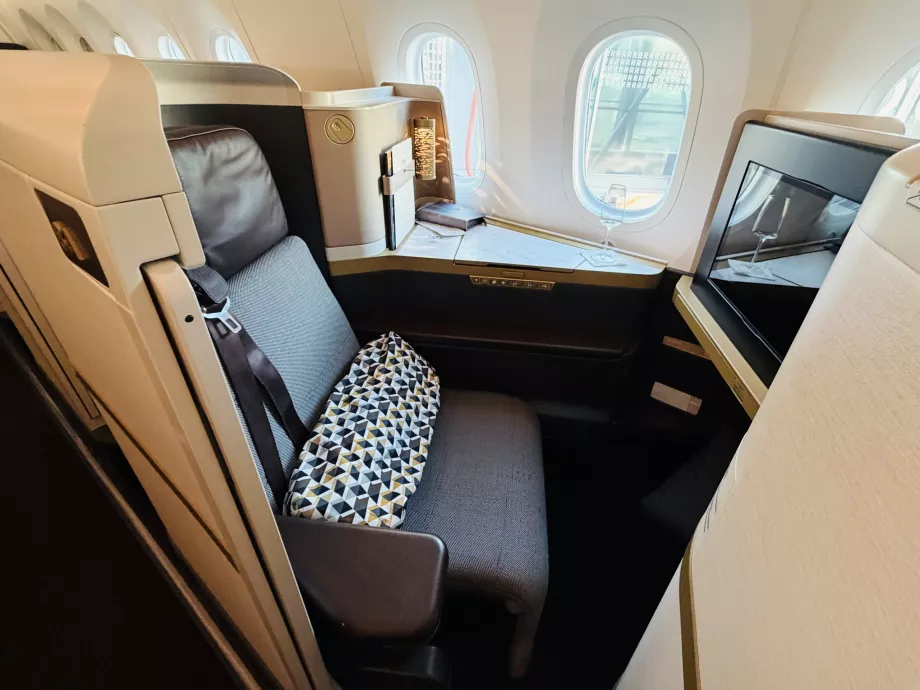 Detalj av Etihad B789 business class-sete med dør