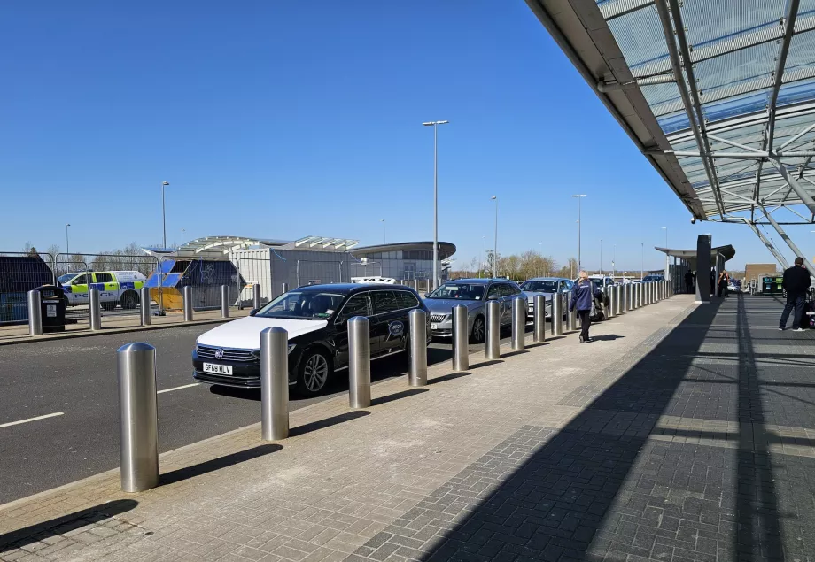 En taxi utenfor flyplassen