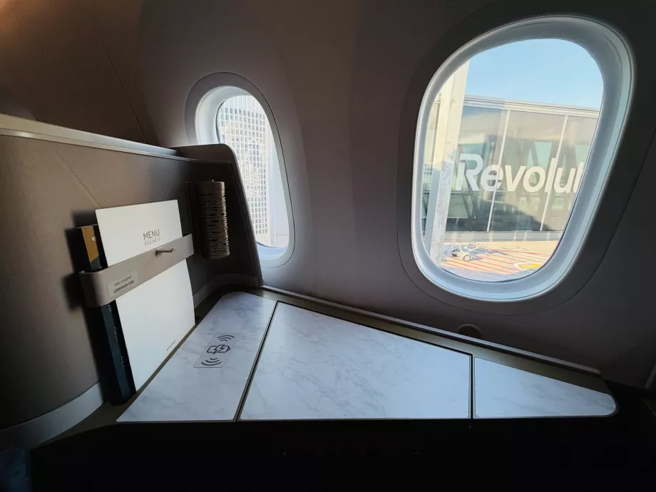 Sammenleggbart bord og trådløs lading