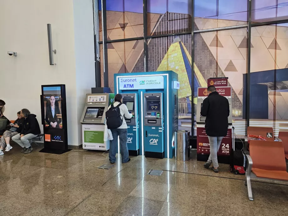 Minibanker før passkontrollen