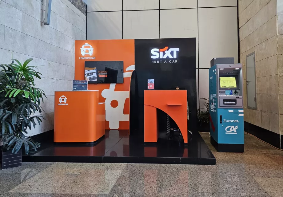 Skranke for bilutleie i ankomsthallen