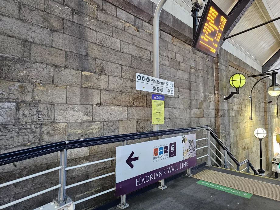 Plattformen på stasjonen mellom Hexham og Newcastle