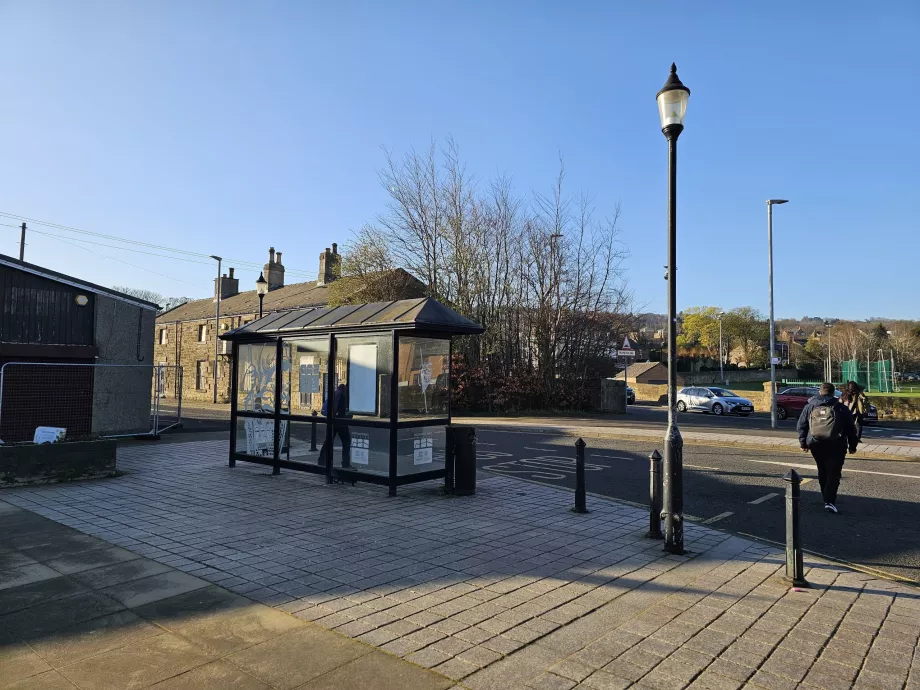 AD122 bussholdeplass utenfor Hexham jernbanestasjon
