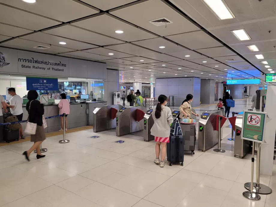 Vendebommer ved inngangen til stasjonen