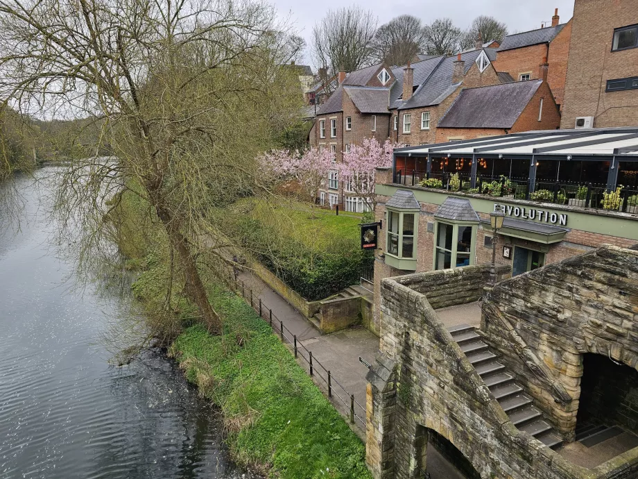 Strandpromenade ved vannkanten