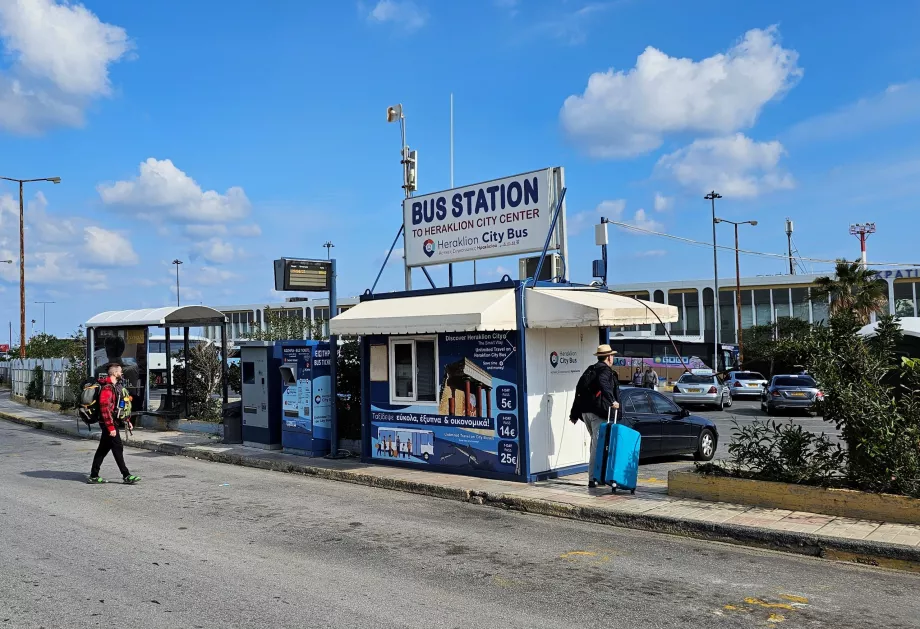 Bussholdeplass for ruter til sentrum og Heraklion lufthavn