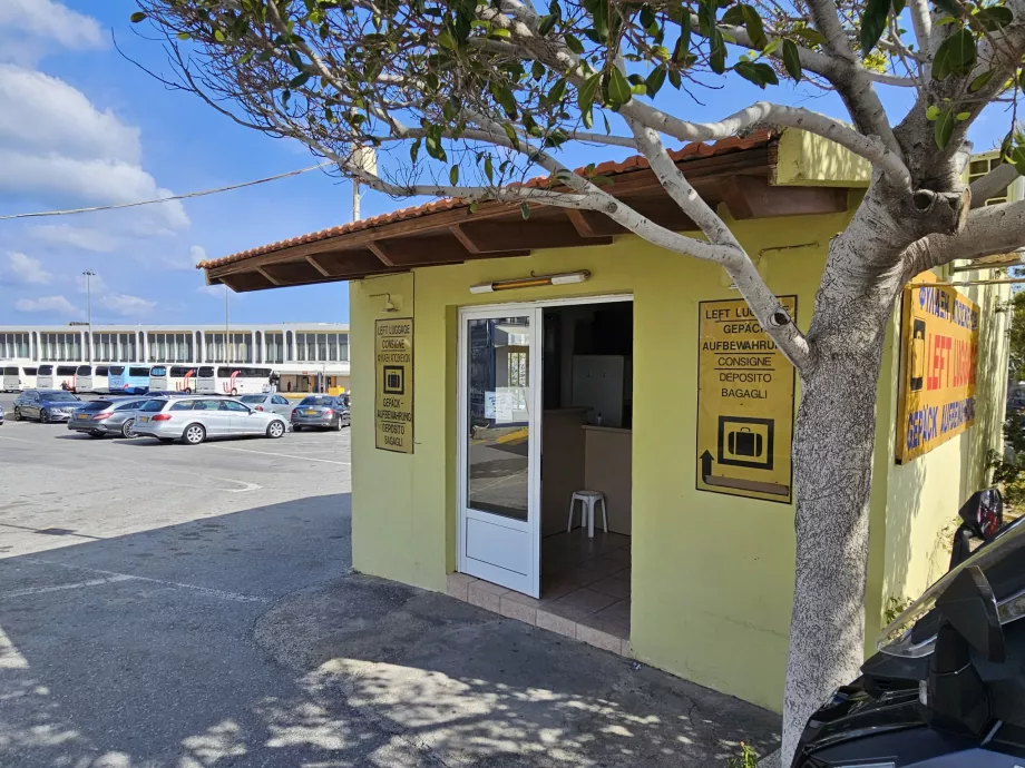 Bagasjeoppbevaring ved bussholdeplassen, Heraklion lufthavn