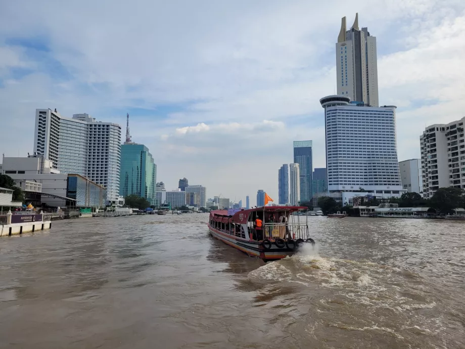 Skip på den oransje linjen merket med et flagg på hekken