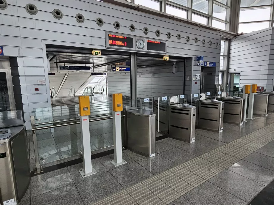 Turnstiles ved T-baneinngangen (vedlegg til leser, gul markør brukes ikke)