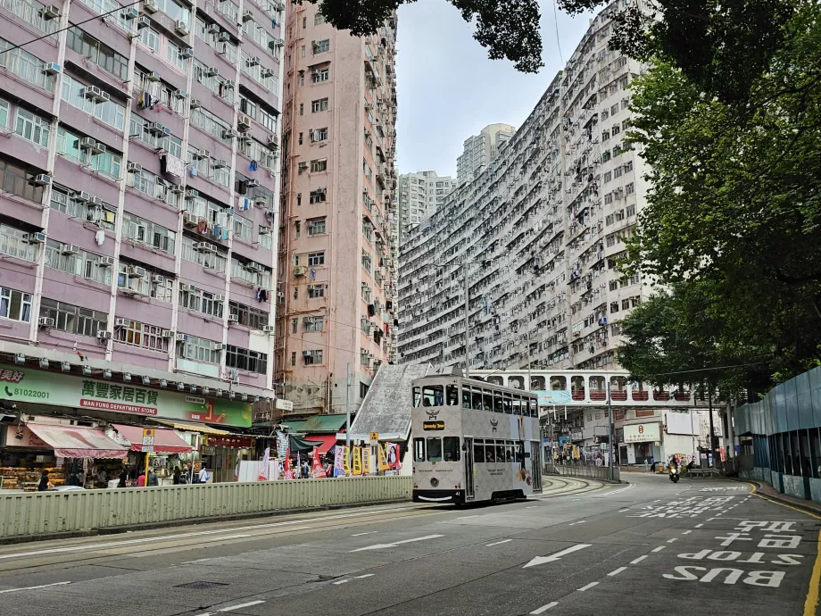 Monsterbygningen sett fra Main Street