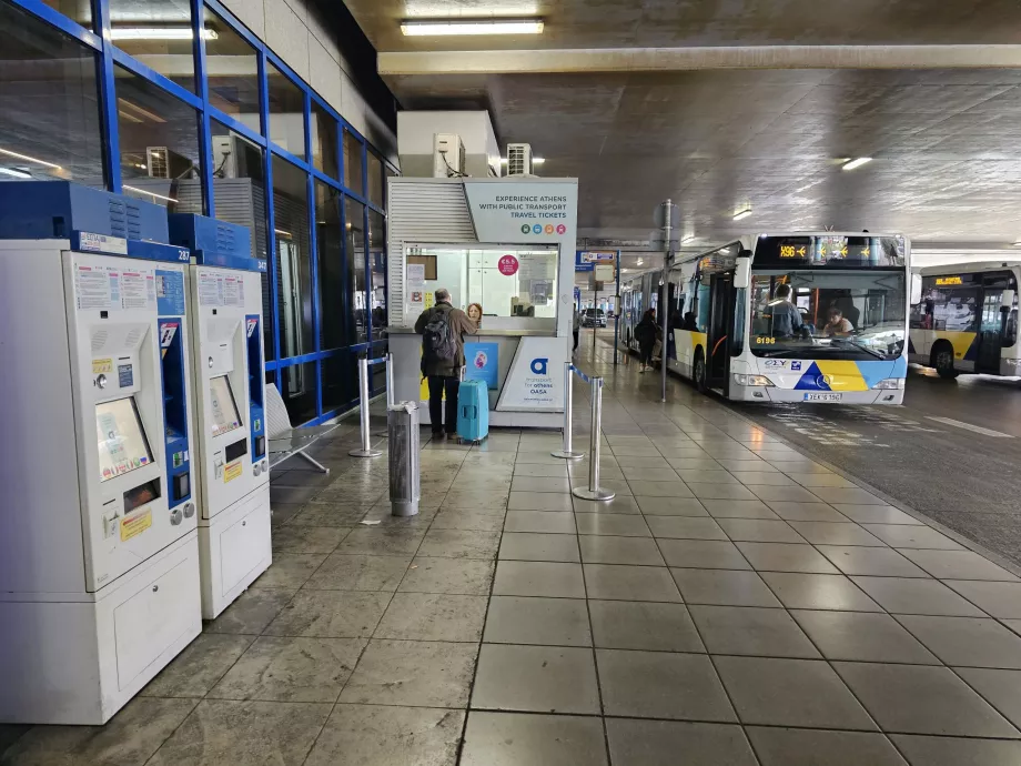 Salgsautomater og billettkontor ved bussholdeplassen på Athen lufthavn