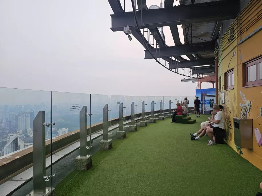 Utendørsterrasse i Menara-tårnet