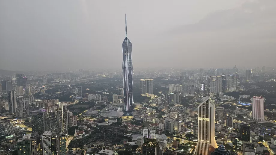 Utsikt over skyskraperen Merdeka 118 fra Menara Tower