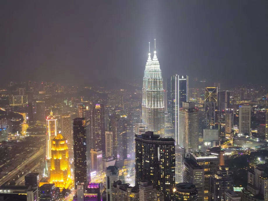 Utsikt over Petronas Twin Towers fra den åpne terrassen