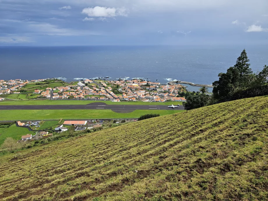 Utsikt over rullebanen og Santa Cruz das Flores