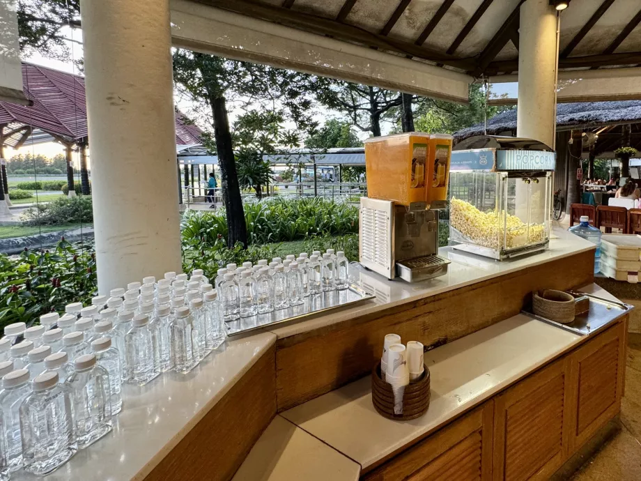 Vann, juice og popcorn