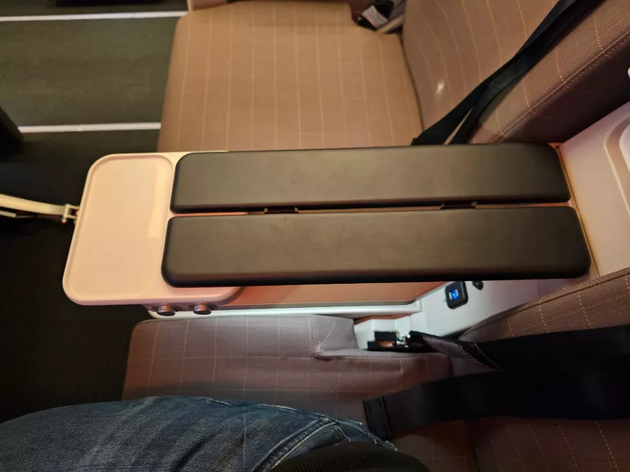 Armlener og oppbevaringsplass