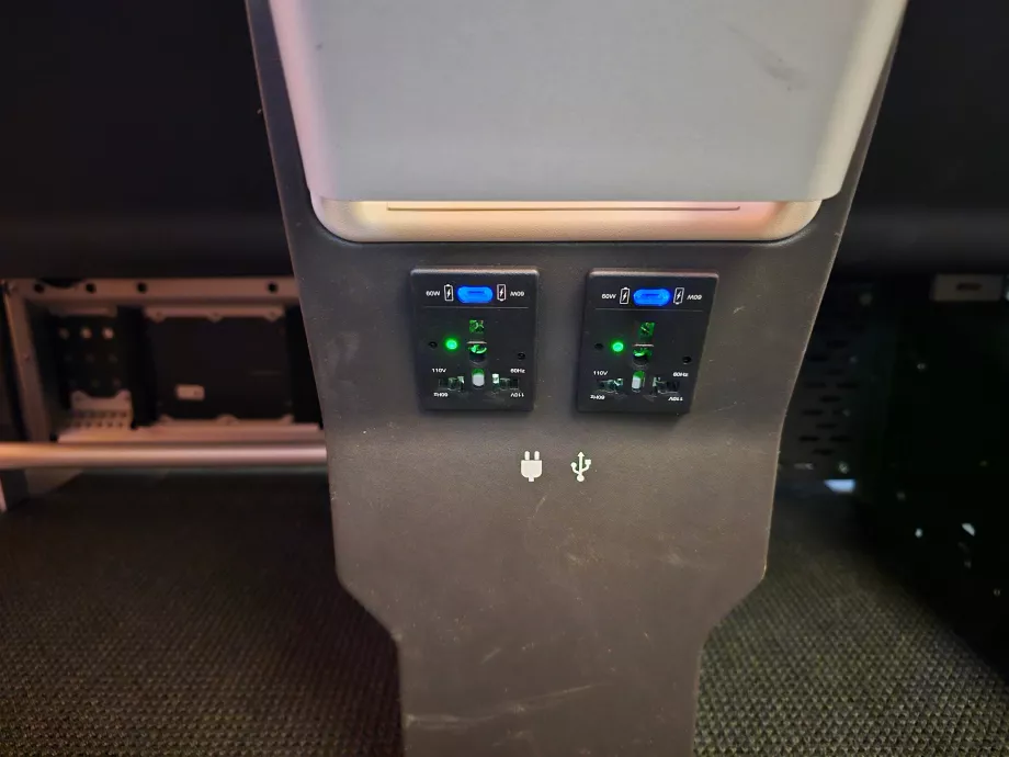 Universell stikkontakt og USB-C-porter