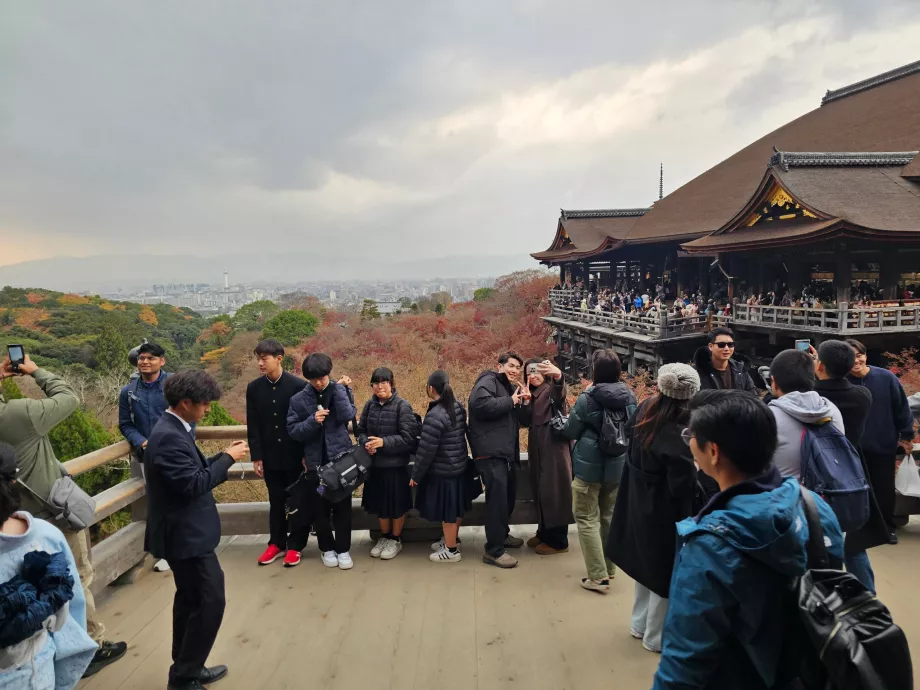 Kiyomizu-dera, et prospekt med mange mennesker