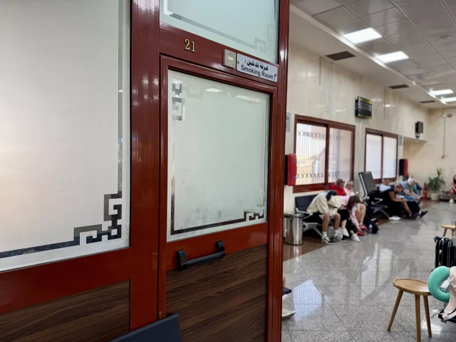 Røykerom i avgangshallen