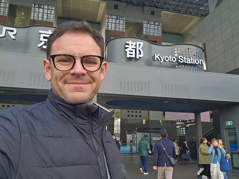 Jeg foran Kyoto stasjon