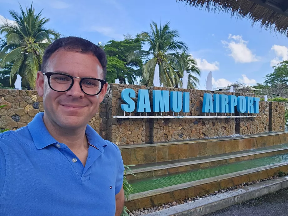 Jeg foran flyplassen på Koh Samui