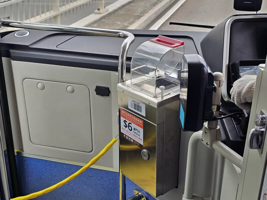 Kasserer og leser på Macau Pass