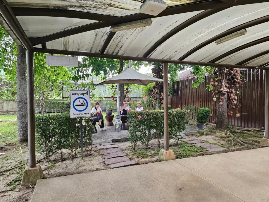 Røykehjørne, transittområde, internasjonal seksjon