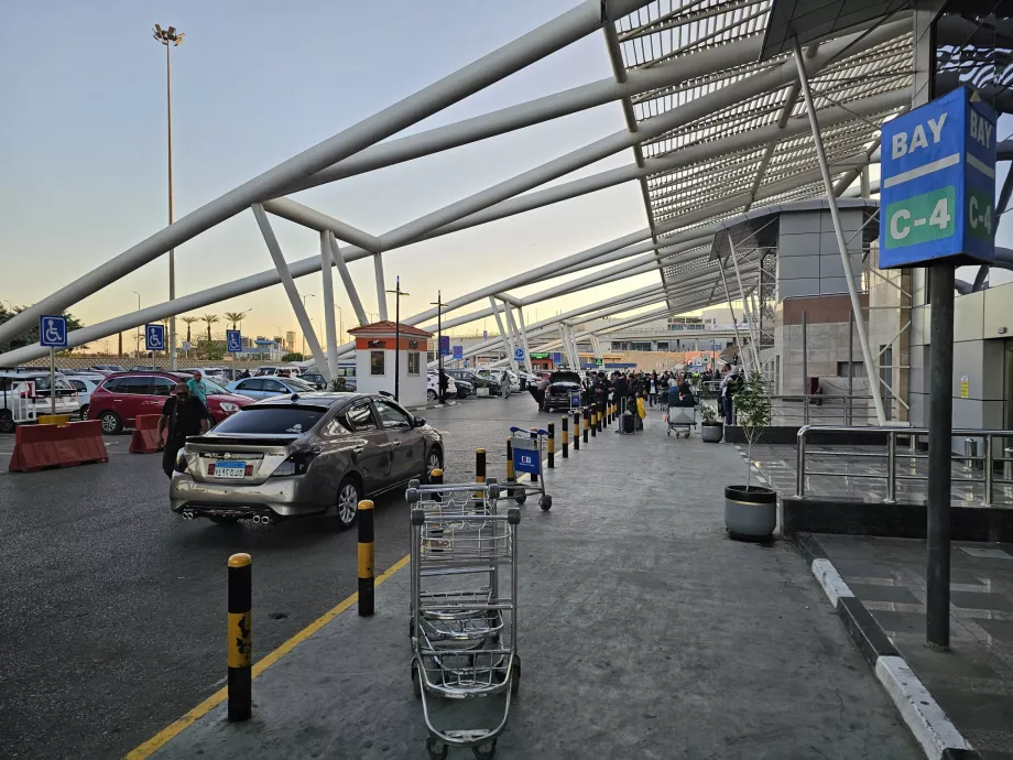 Uber-hentested foran terminal 2 og 3