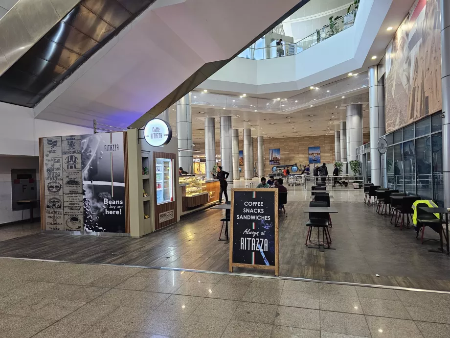 Kafé i det offentlige området i Terminal 3, Ankomst