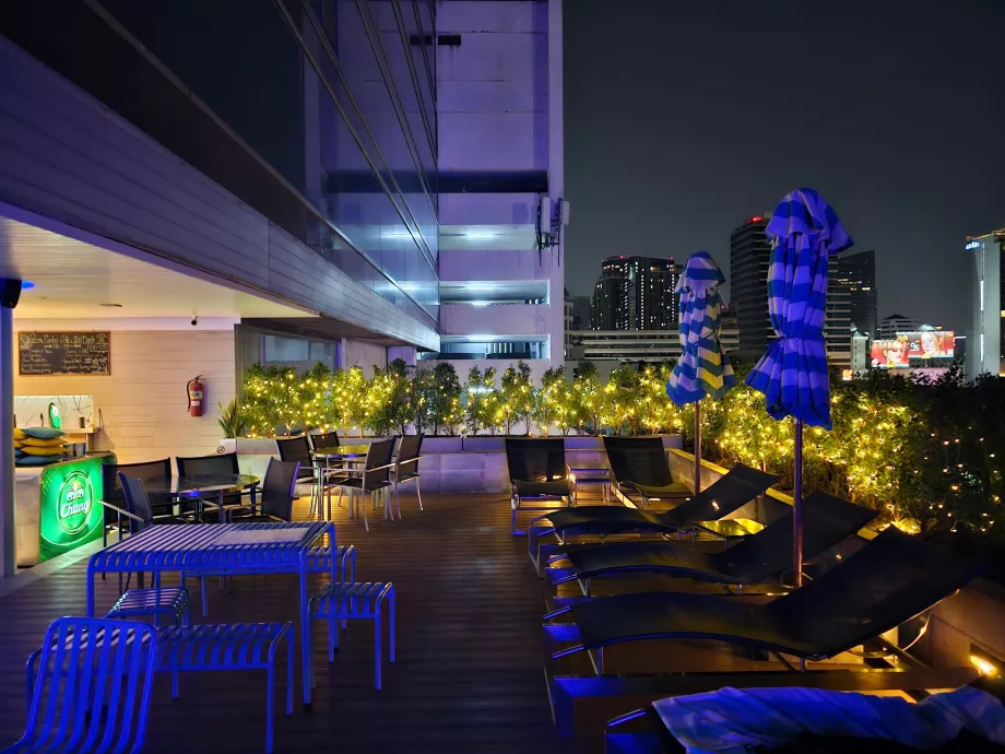 Terrasse ved bassenget i mørket