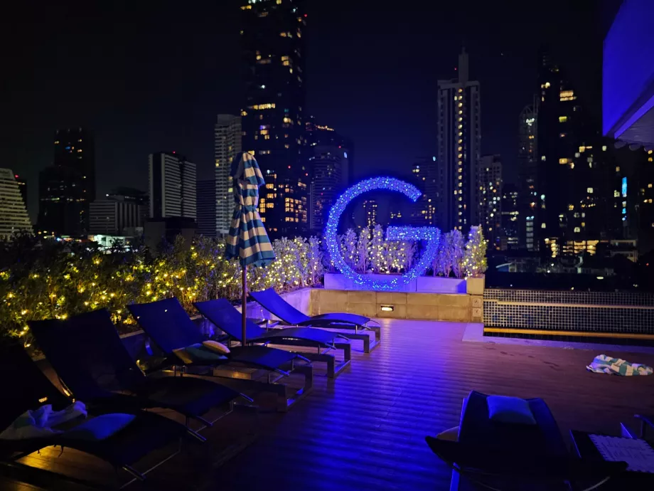 Terrasse ved bassenget i mørket