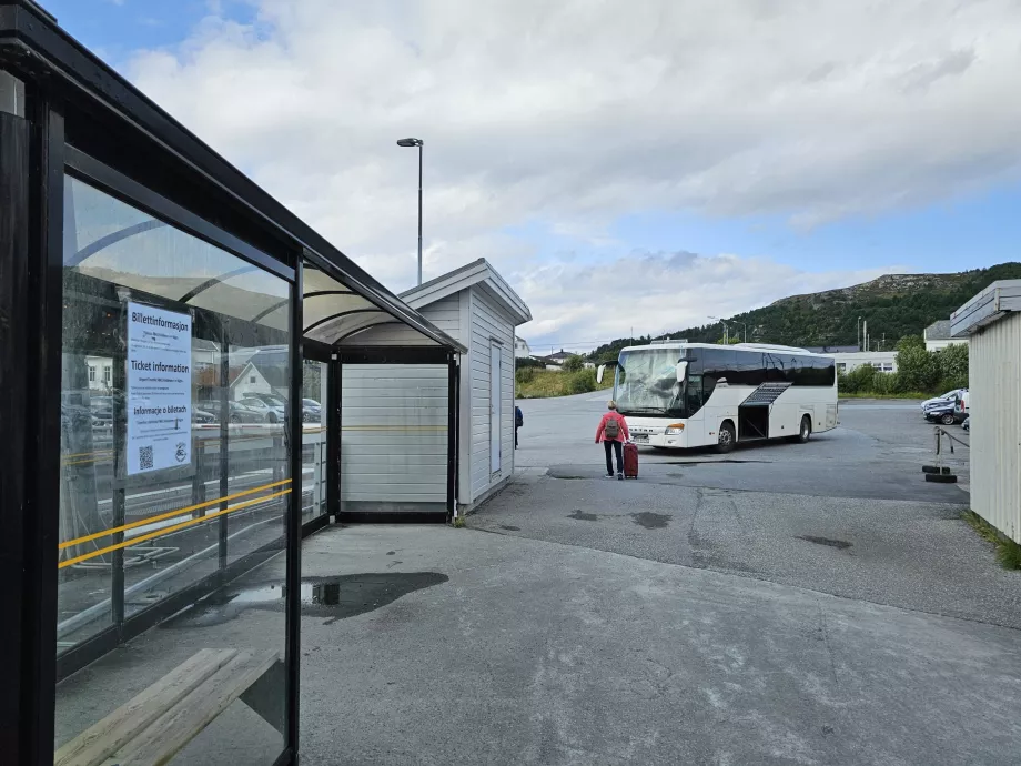 Bussen venter på at fergen skal ankomme