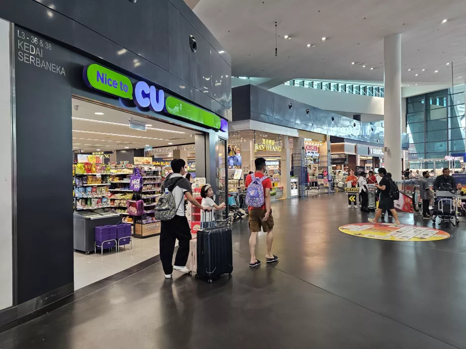 Minimarket, Terminal 2, offentlig område