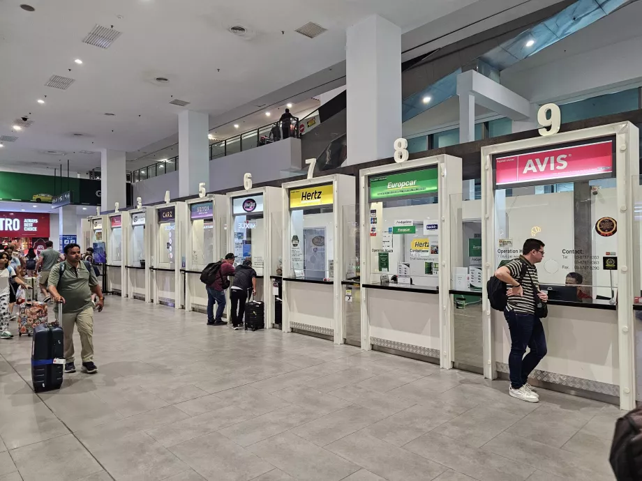 Skranker for bilutleie i kjelleren