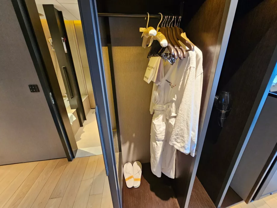 Badekåper, tøfler og hårføner