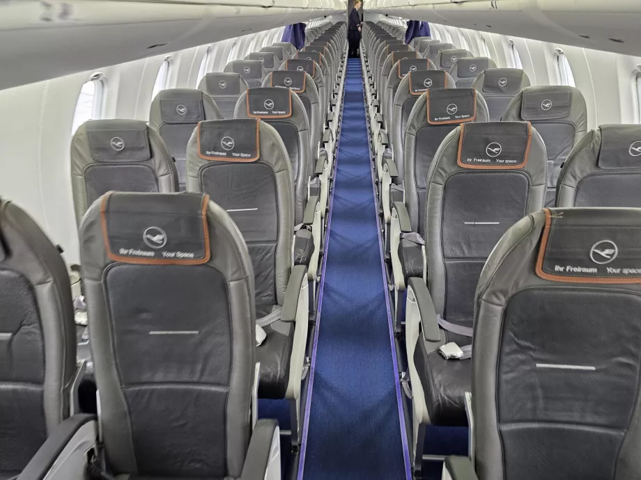 Business class-kabinen, økonomiklassekabinen i bakgrunnen