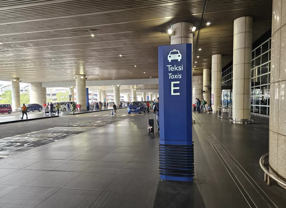 Taxi, holdeplass foran Terminal 1