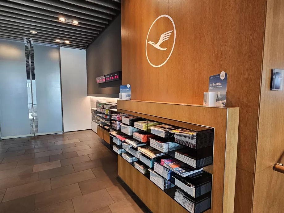 Lufthansa-logo ved inngangen til loungen