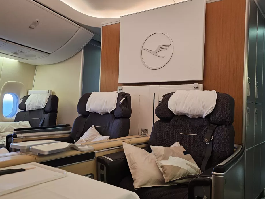 To seter i midten av 3. rad