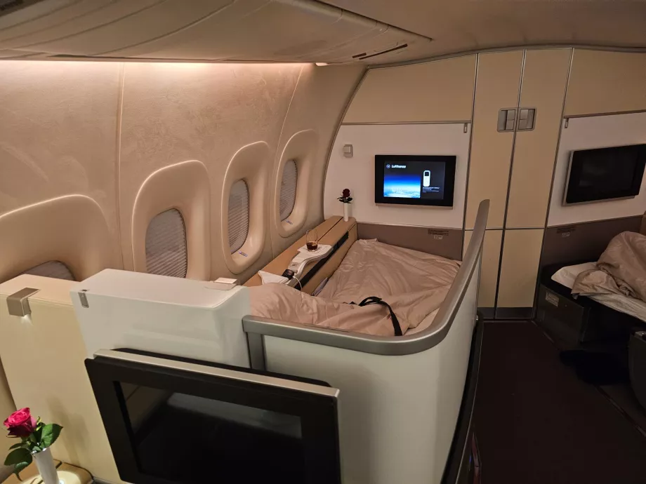 Uttrekkbar skjerm som skiller setet fra korridoren