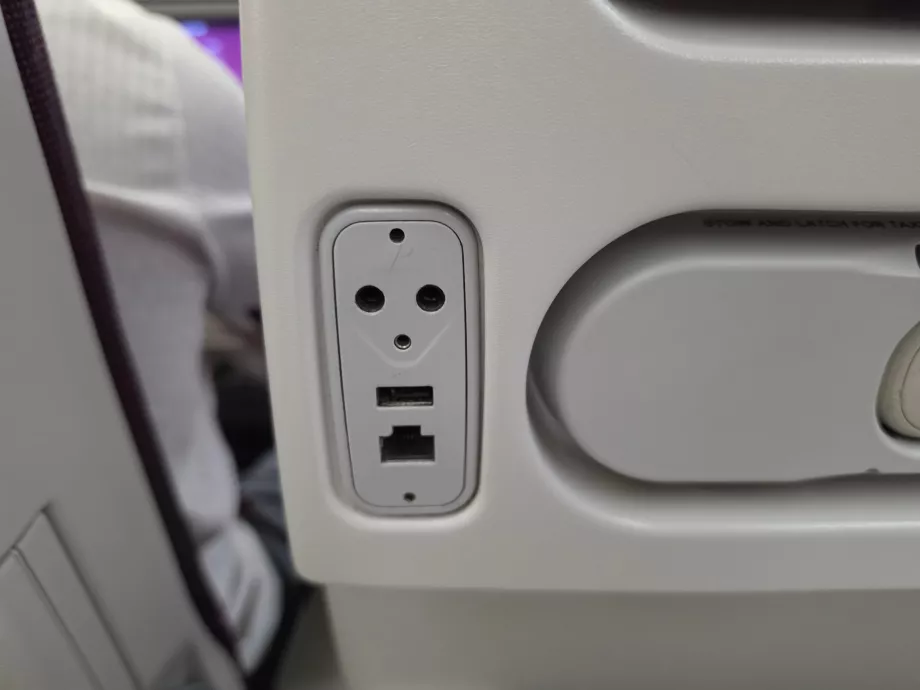 USB-A-port og Ethernet-kabelkontakt
