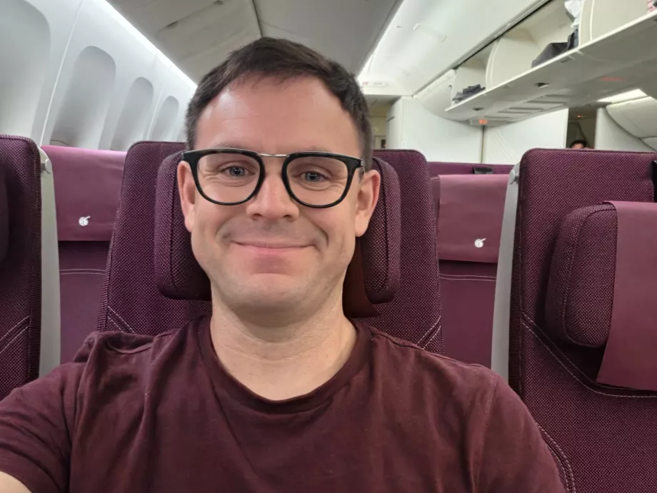 Meg hos Qatar Airways (T-skjorten min matcher fargene i kabinen!)