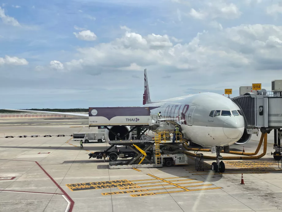 Vår Boeing 777-300 etter landing i Bangkok